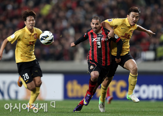 [포토] 에스쿠데로 '몸싸움 이겨내며'