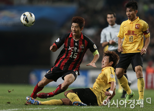 [포토] 김영권 '태클로 끊는다'