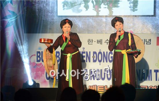 베트남 민요가수들이 흥겹게 베트남 민요를 부르고 있다.