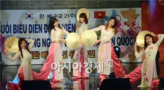 베트남 위문단이  전통베트남 춤을 선사하고 있다. 