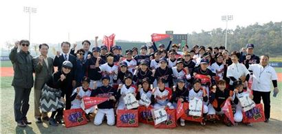 ▲26일 익산에서 열린 'LG배 한국여자야구대회' 한일교류전에 참석한 한,일 양팀 선수들과 관계자들이 경기에 앞서 화이팅을 외치고 있다. 