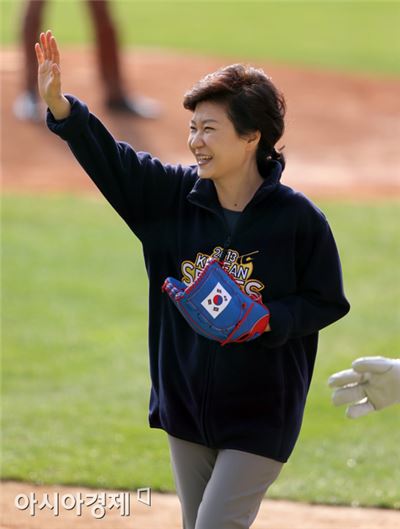 [포토] 박근혜 대통령, 한국 시리즈 3차전 시구