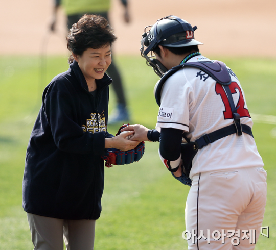 [포토] 박근혜 대통령, 한국 시리즈 시구