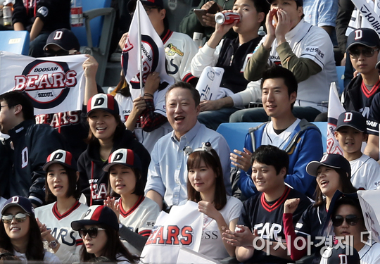 [포토] 두산 박용만 회장 '오늘도 출석도장 찍습니다'