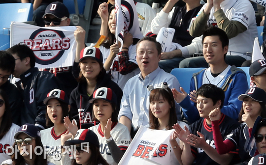 [포토] 두산 박용만 회장 '응원가도 불러가며~'