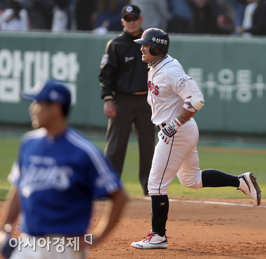 [포토] 솔로홈런 홍성흔 '아픈데 기쁘네'