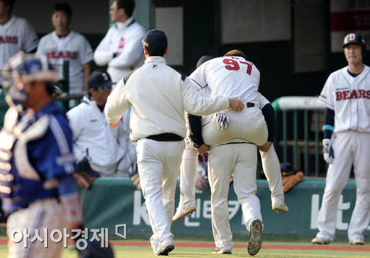 [포토] 근육경련으로 업혀나가는 오재원