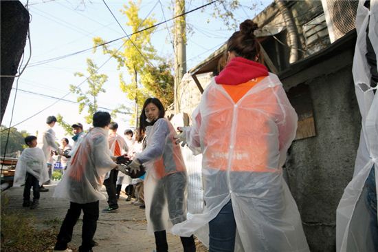 호반건설은 지난 26일 서울 강남구 구룡마을에서 ‘사랑의 연탄 나눔’ 봉사활동을 진행했다.