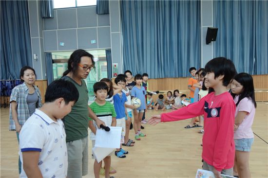 전교생 40명인 충북 제천의 화당초등학교는 뮤지컬과 음악교육이 특화대 도시에서 전학오는 학생들도 크게 늘었다. 최근 3년새 17명이 전학 왔다. 사진은 오는 11월8일 서울 나들이공연을 앞두고 뮤지컬 연습에 여념 없는 학생들.