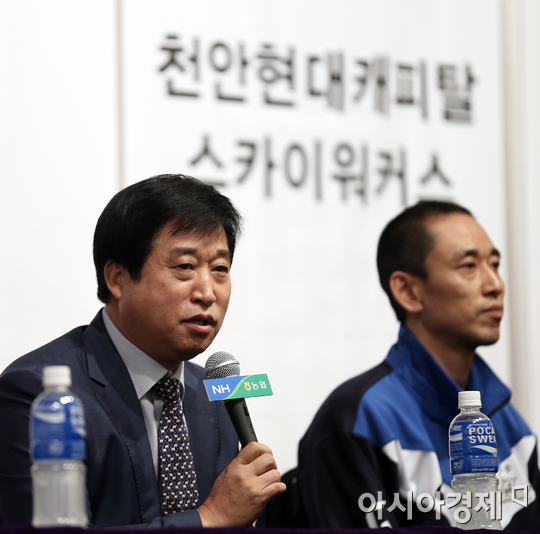 [포토] 각오 밝히는 현대캐피탈 김호철 감독