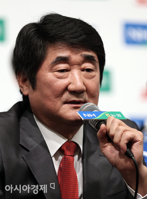 [포토] 신치용 감독 '올 시즌 판도는 1강 2중 4약!'