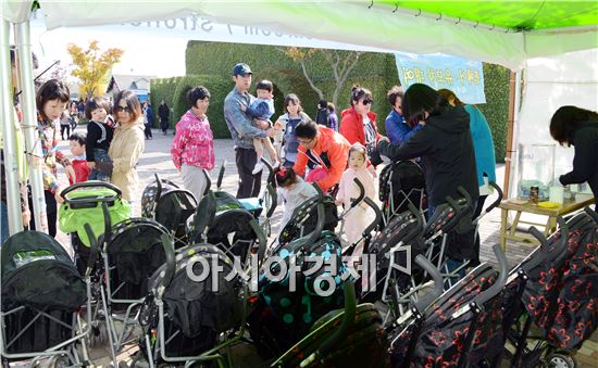 함평국화축제장, 유모차·휠체어 대여 '큰 호응'