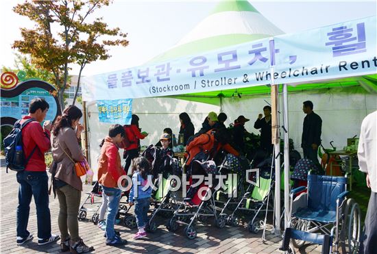 함평국화축제장, 유모차·휠체어 대여 '큰 호응'