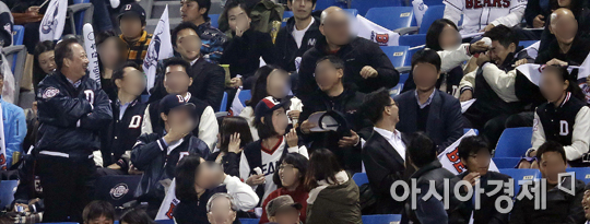 [포토] 두산 박용만 회장 '파울볼 받은 친구 부럽구만~'