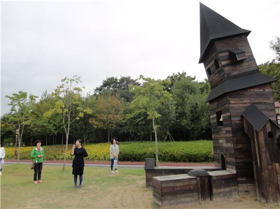 함양 상림공원에 미술품이 설치된 모습.