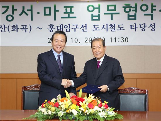 박홍섭 마포구청장(오른쪽)과 노현송 강서구청장 