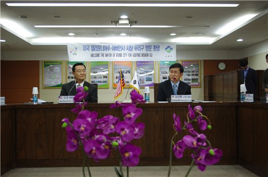 김성환 노원구청장(오른쪽)과 최석환 미국 어바인시장 