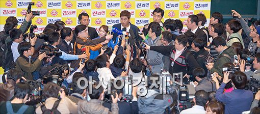 [포토]인터뷰하는 류현진 선수