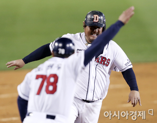 [포토] 최준석 '힘든데 더 뛰라시니'