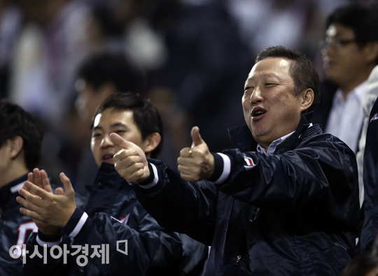 [포토] 두산 박용만 회장 '베어스, 너희들이 최고다'