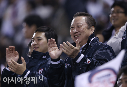 [포토] 두산 박용만 회장 '5차전 정말 재밌는걸'