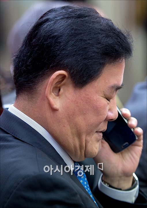 [포토]심각한 통화