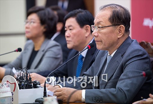 [포토]발언하는 황우여 대표