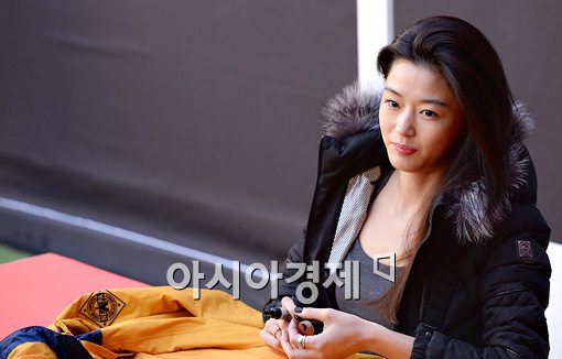 [포토]전지현, 사인하는 모습도 '화보'