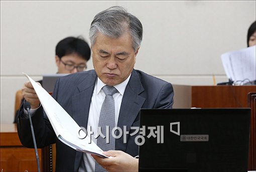 [포토]자료확인하는 문재인 의원