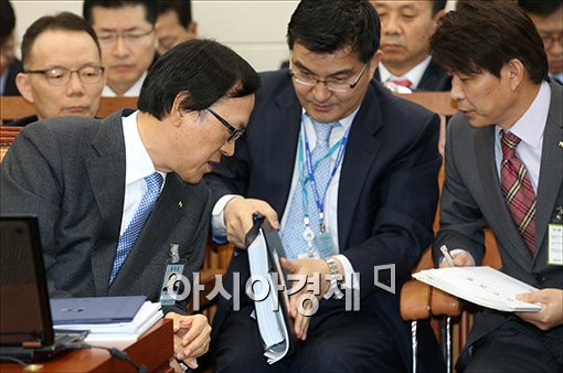 [포토]자료 건네받는 김용환 수출입은행장