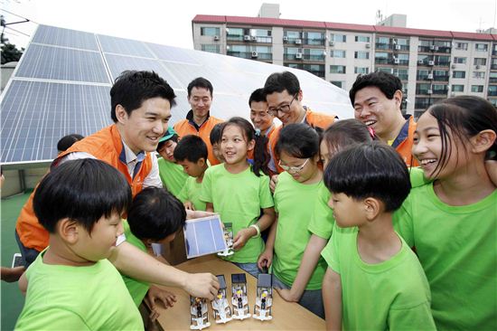 한화그룹 임직원들이 해피선샤인 캠페인을 통해 초등학교 학생들을 대상으로 태양광 교육을 실시하고 있는 모습. 