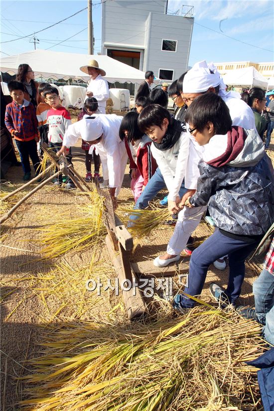 [포토]가을걷이 체험하는 어린이들