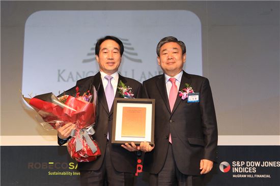 최흥집 강원랜드 대표(사진 왼쪽)는 30일 서울 그랜드 하얏트 호텔에서 열린 '2013 다우존스 지속가능경영지수(DJSI) 인증식'에서 DJSI 월드지수 편입인증서를 받았다. 