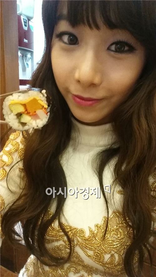 [포토]베스티 유지 셀카, '김밥 한 입 하세요~'(스타24시)