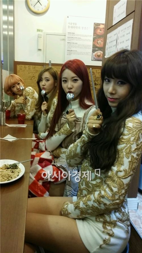 [포토]베스티 셀카, '자~ 밥 먹고 합시다!'(스타24시)