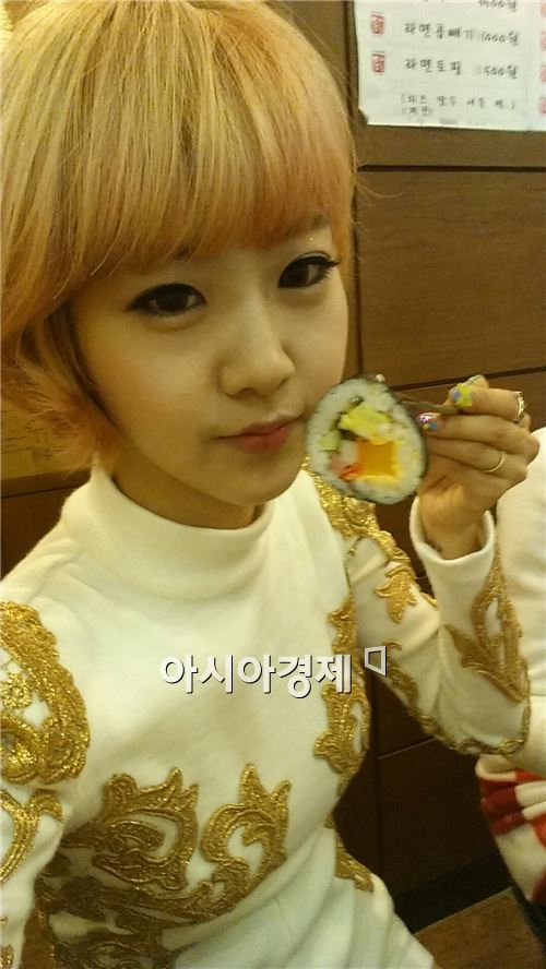 [포토]베스티 혜연 셀카, '사랑 듬뿍 담긴 김밥 드세요~'(스타24시)