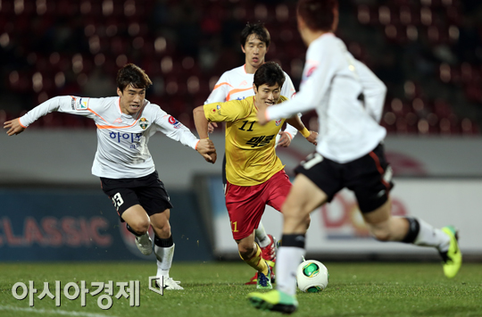 [포토] 김태환 '강원 수비를 뚫어라'