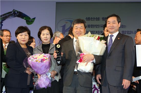 김경한 마포구 부구청장(오른쪽 두번째)은 30일 양재동 aT센터에서 열린‘제3회 대한민국 지방자치단체 생산성 대상’시상식에 참석, 우수상(안전행정부장관상)을 수상했다. 
