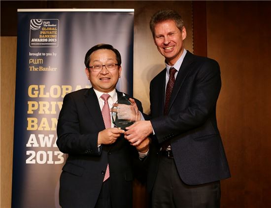 하나은행 김종준 은행장(왼쪽)이 30일 스위스 제네바에서 열린 '글로벌 프라이빗뱅킹 어워즈 2013'에서 3년 연속 국내 최우수 프라이빗뱅크상을 수상한 후 유리 벤더 PWM지 수석편집장과 기념촬영을 하고 있다.