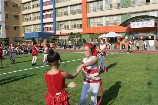 서울 시내 한 학교 인조잔디 운동장. 자료사진(기사 내용과 관계없음)