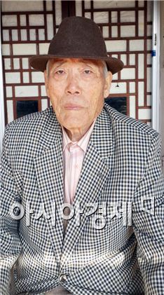 ‘100년 역사 깃든 마을휴식처’ 함평군에 기증한 오기동 옹