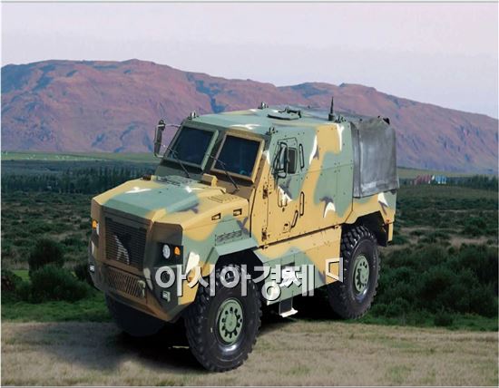 두산 DST는 K-21 보병전투차량에 대전차전 수행 장비를 탑재한 경전차를 개발해 경기도 일산에서 개최 중인 '서울 국제 항공우주 및 방위산업 전시회'(ADEX)에 전시했다고 밝혔다. 또 최근 개발 완료한 한국형 대전차지뢰방호차량(KMRAP)의 시제품 2대를 내달 중으로 군에 납품할 계획이다. 사진은 대전차지뢰방호차량(KMRAP)의 모습