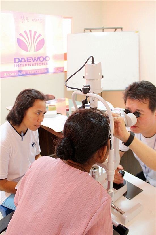 대우인터내셔널이 인도네시아 람풍 지역 마르디 왈루요 병원에서 진행 중인 아이캠프(Eye Camp).