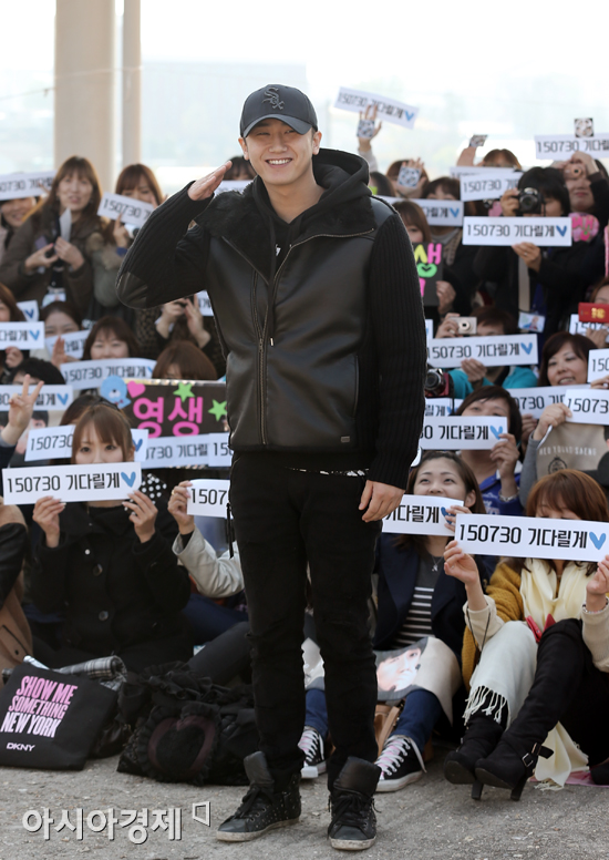 [포토] 허영생 '팬들 앞 수줍은 경례'