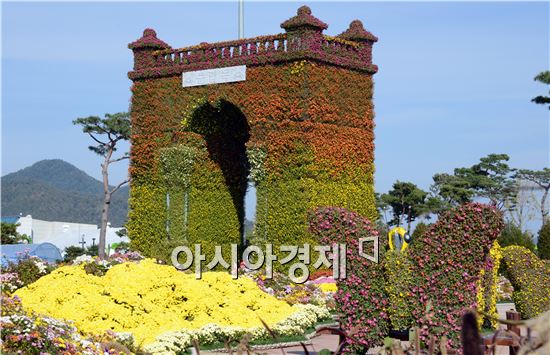 [포토]국화로 만든 '독립문과 나비'보러오세요