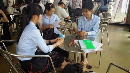 ▲캄보디아 수도 프놈펜 내 한 편의점에서 대학생들이 박카스를 마시며 담소를 나누고 있다.
