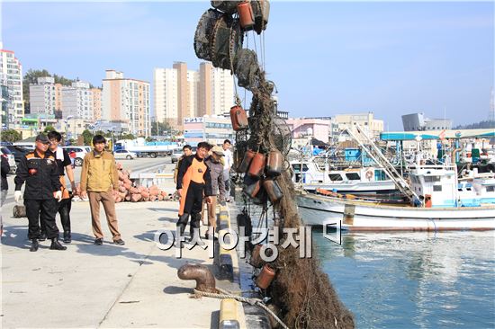 완도, 한국해양구조대원 해양쓰레기 수거활동 전개