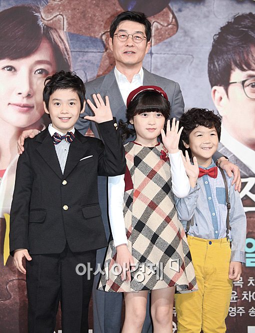[포토]김상중, 아역배우들과 다정한 포즈