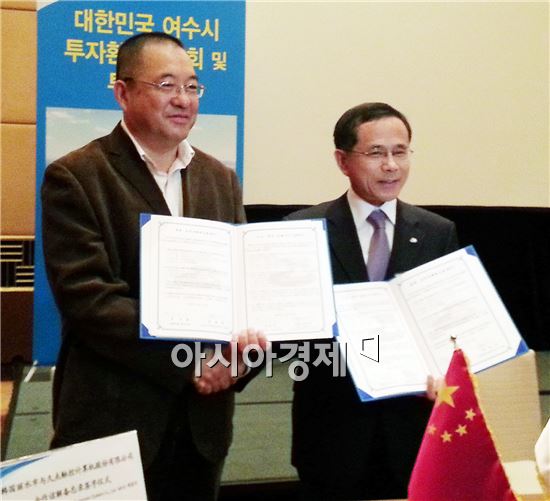 여수시 김두인 기획경제국장(오른쪽)이 상하이 골드터치컴퓨터사 관계자와 지난 29일 투자협약서에 서명한 후 기념사진을 촬영하고 있다.
