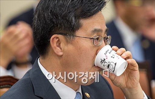 [포토]속타는 김동연 국무조정실장